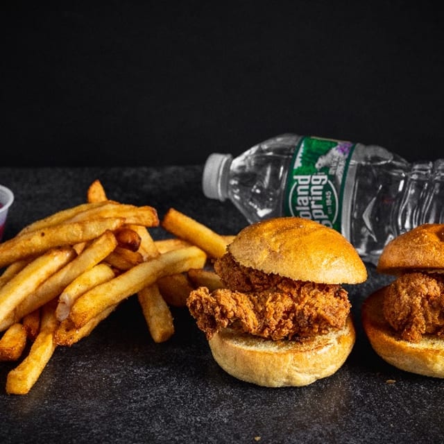 2 CHICKEN SLIDERS.